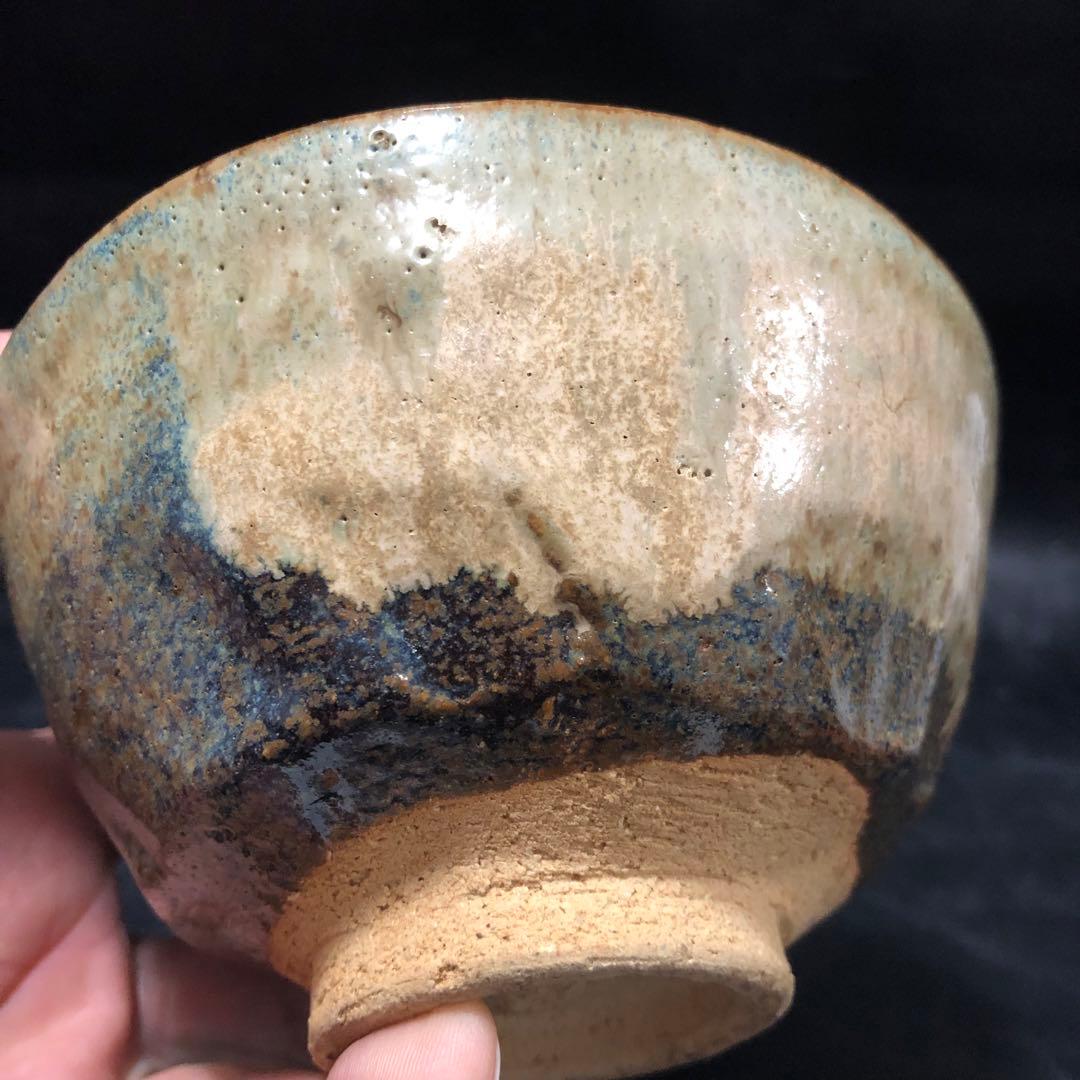 美しい古美術◼️蔵から美しいぐるりとうねりの見事な抹茶茶碗が出て来ました。