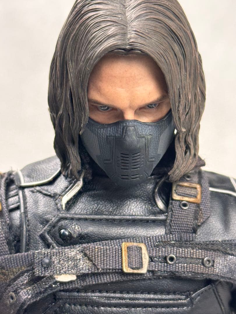 ス*】様 ウィンターソルジャー バッキー 1/6 フィギュア ホットトイズ