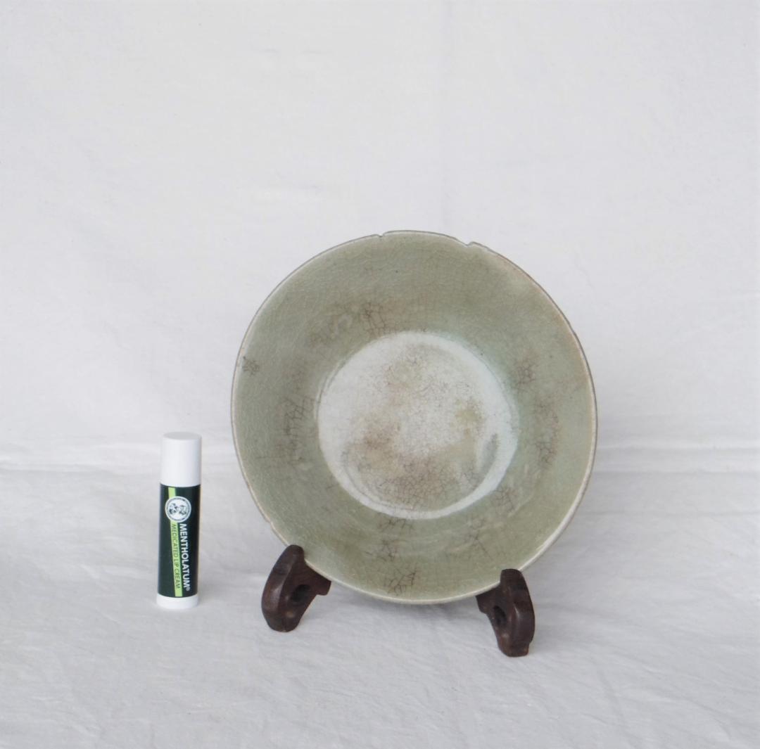 高麗青磁　皿　下手　★かまきず、ホツ、貫にシミ、見込みの使用痕あり