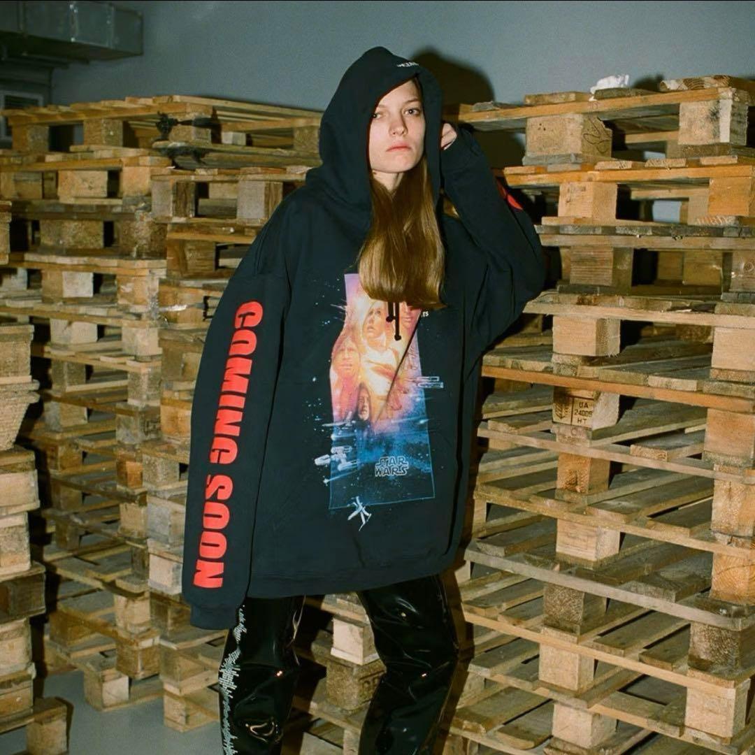 トップス VETEMENTS Movie Poster 2 Hooded Shirt
