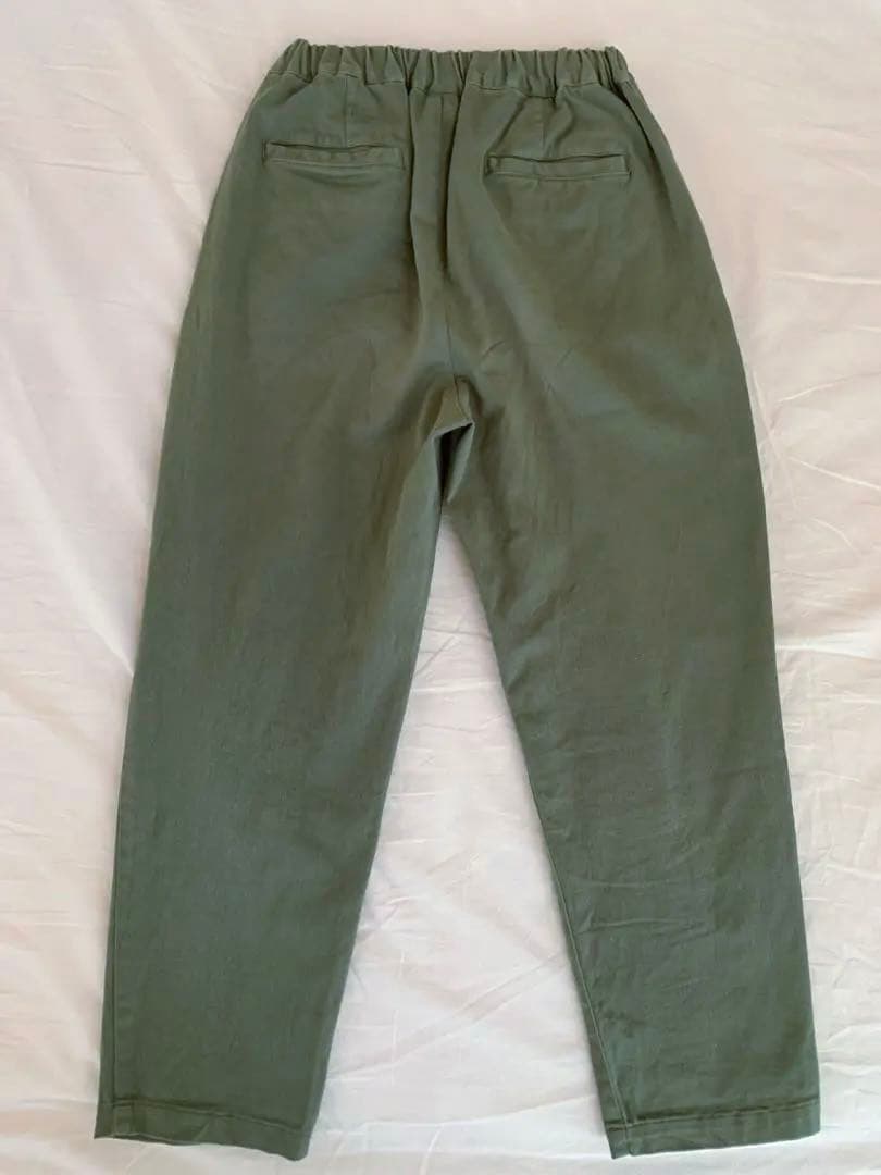 かぐれ　オリーブグリーン テーパードパンツ