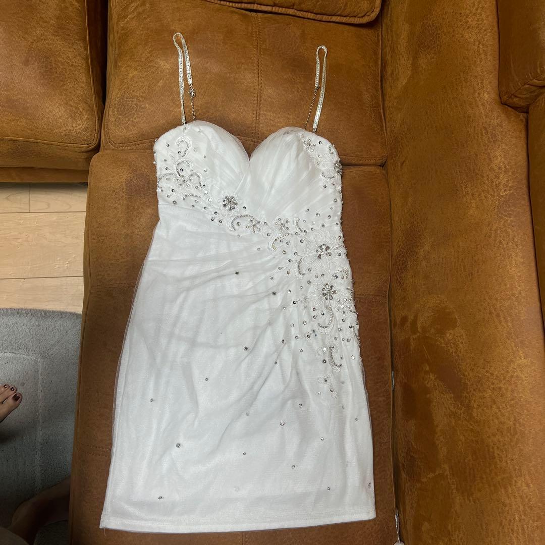 AngelRホワイトビーズ刺繍ハートネックラインドレス