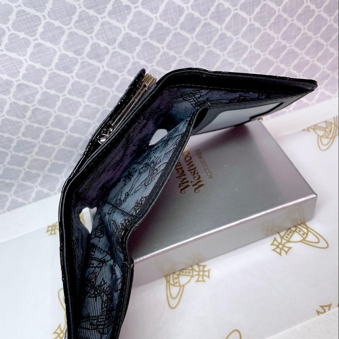 【内側に素敵な柄♡新作】Vivienne Westwood 折財布 エナメル 黒