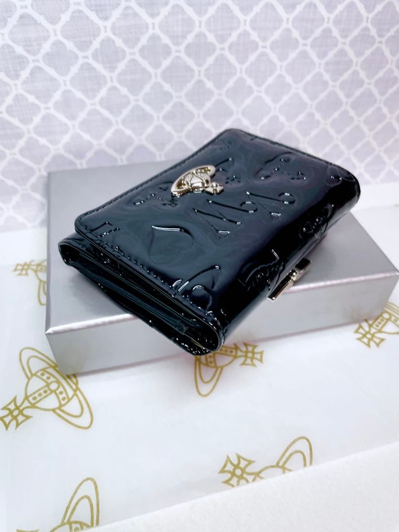 【内側に素敵な柄♡新作】Vivienne Westwood 折財布 エナメル 黒