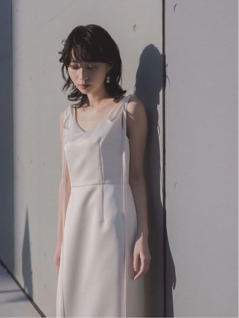 Kaene　サテンリボンドレス　ホワイトウェディングドレス　Vネック　白ドレス
