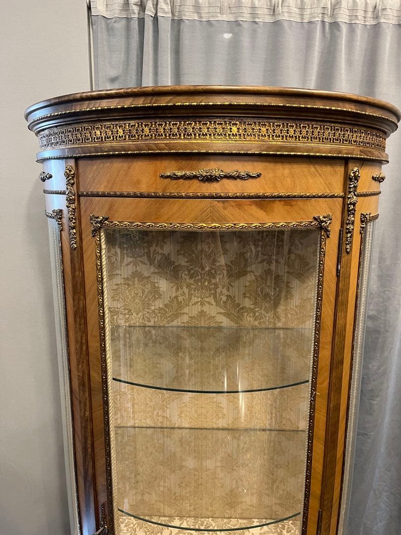 【イタリア製】 ガラスキャビネット ３面ガラス 飾り棚 象嵌細工 猫脚