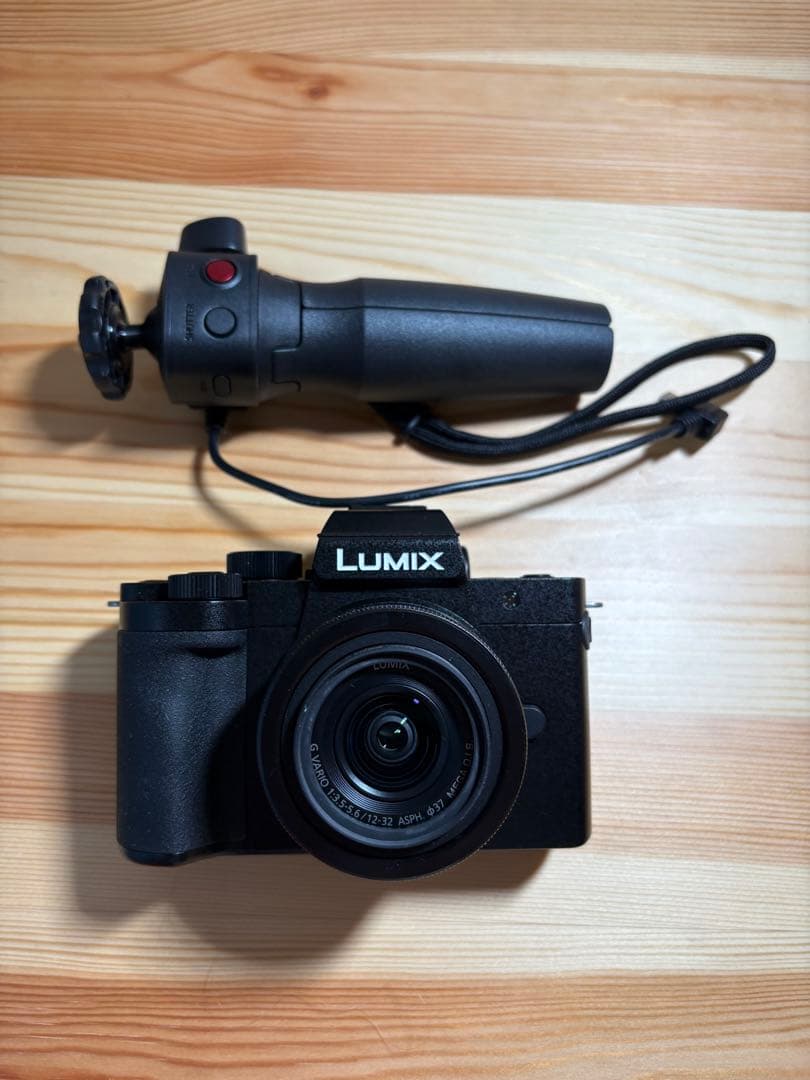 LUMIX DC-G100D ミラーレスカメラ 本体　トライポッドグリップ付き
