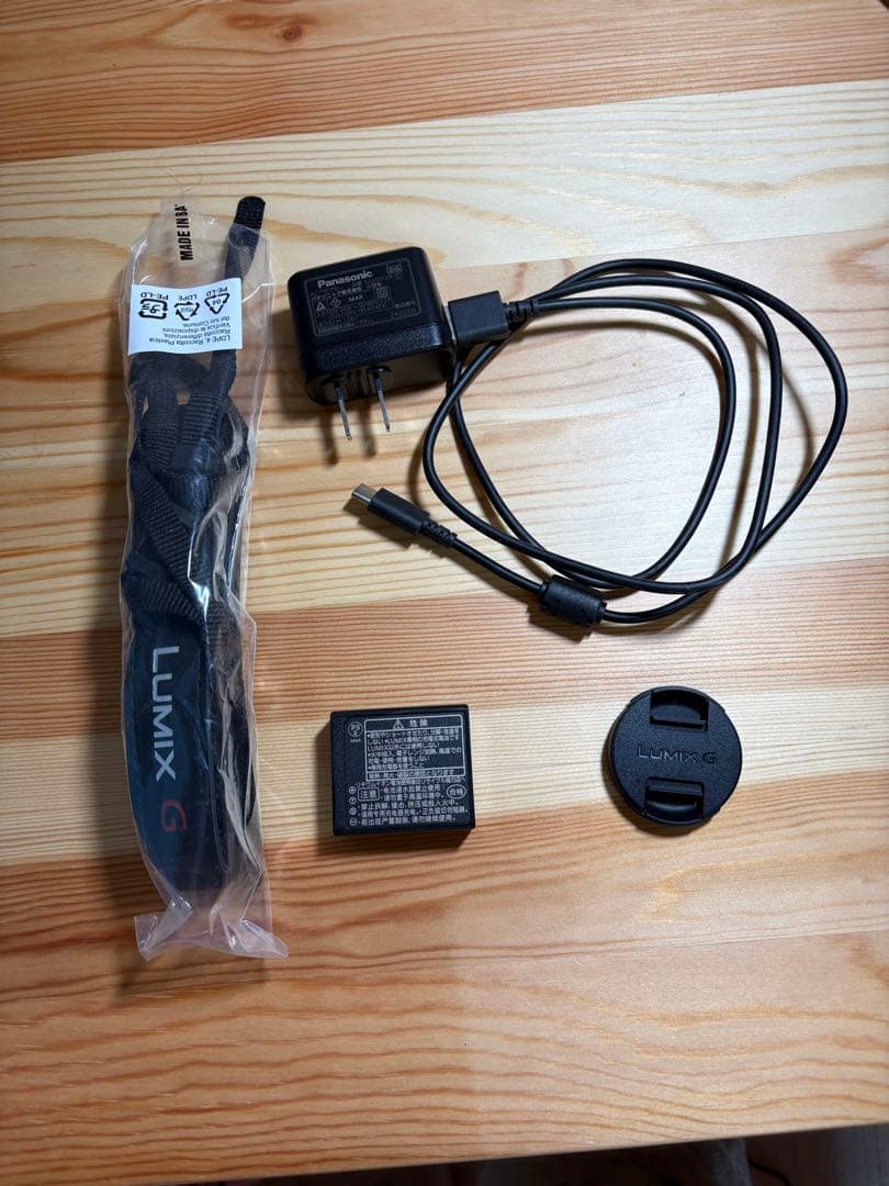 LUMIX DC-G100D ミラーレスカメラ 本体　トライポッドグリップ付き