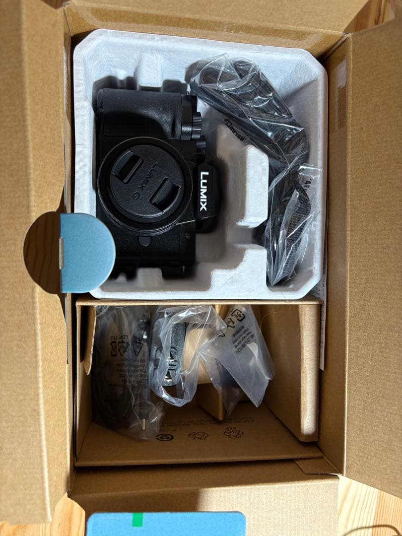 LUMIX DC-G100D ミラーレスカメラ 本体　トライポッドグリップ付き