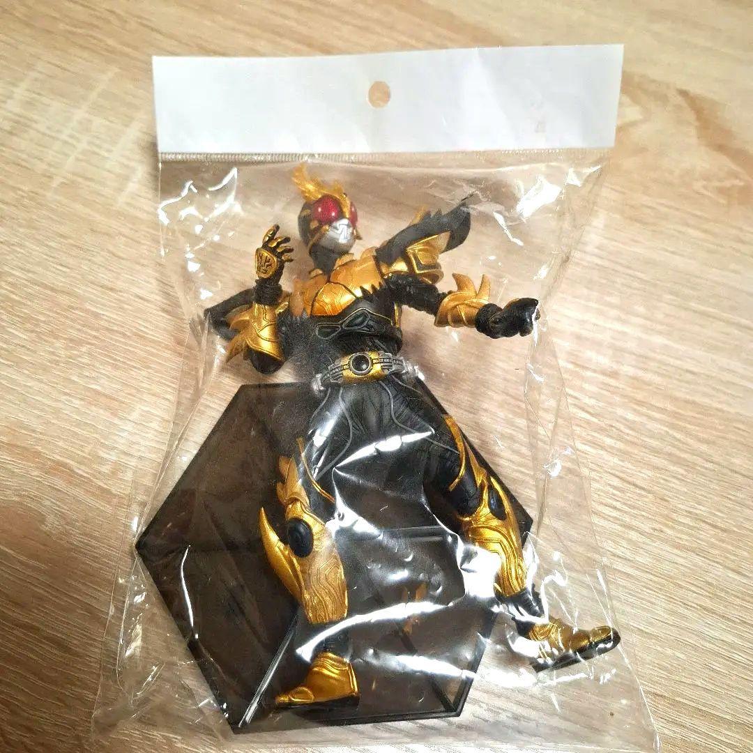 数が少ない限定仮面ライダー フィギュア 金色と黒ラブブキーホルダーおまけ5個付き