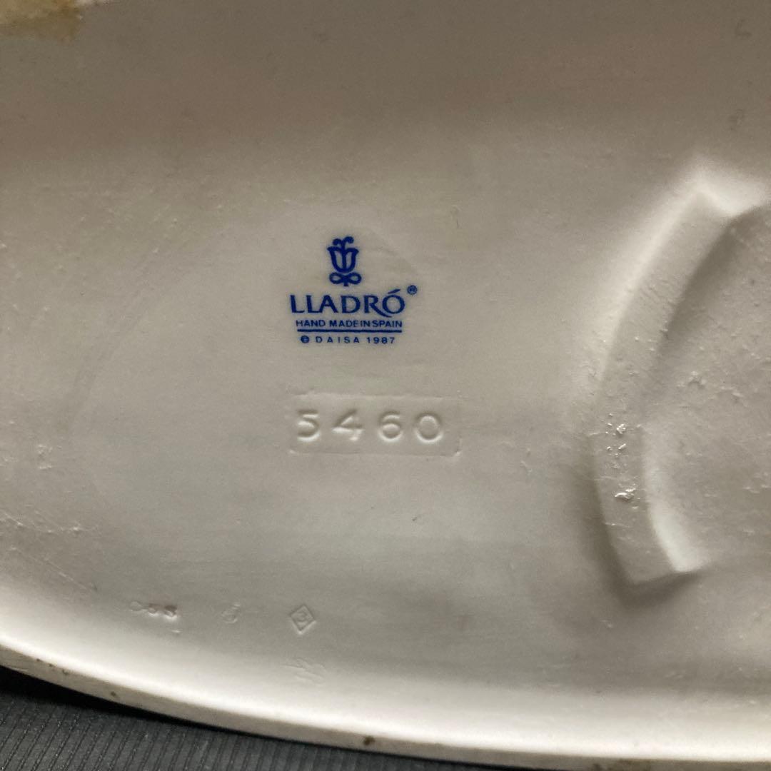 少女と犬の陶器製フィギュア