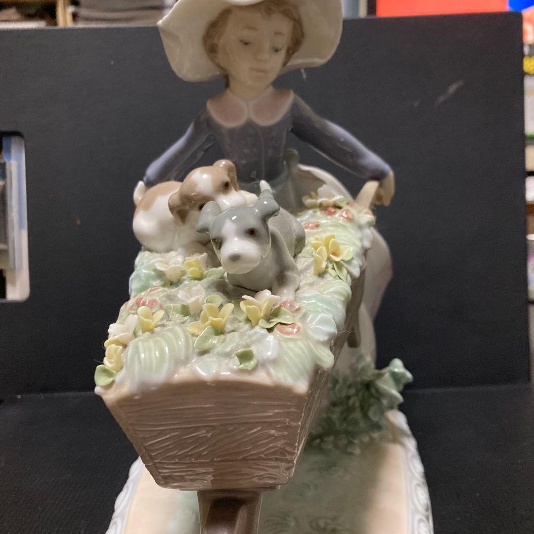 少女と犬の陶器製フィギュア