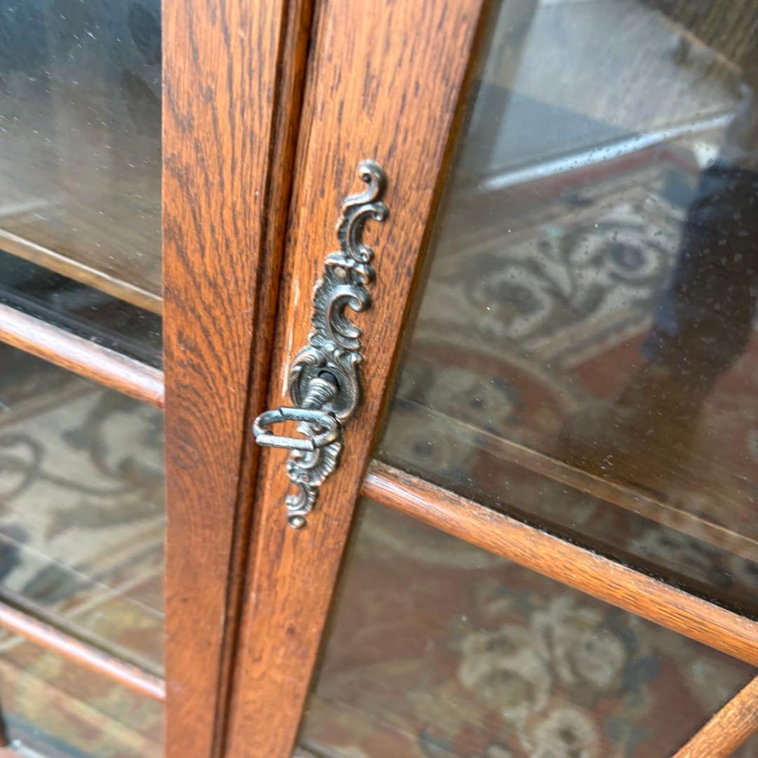 英国アンティーク 大型 木製サイドボード 窓枠風ガラスキャビネット 飾り棚