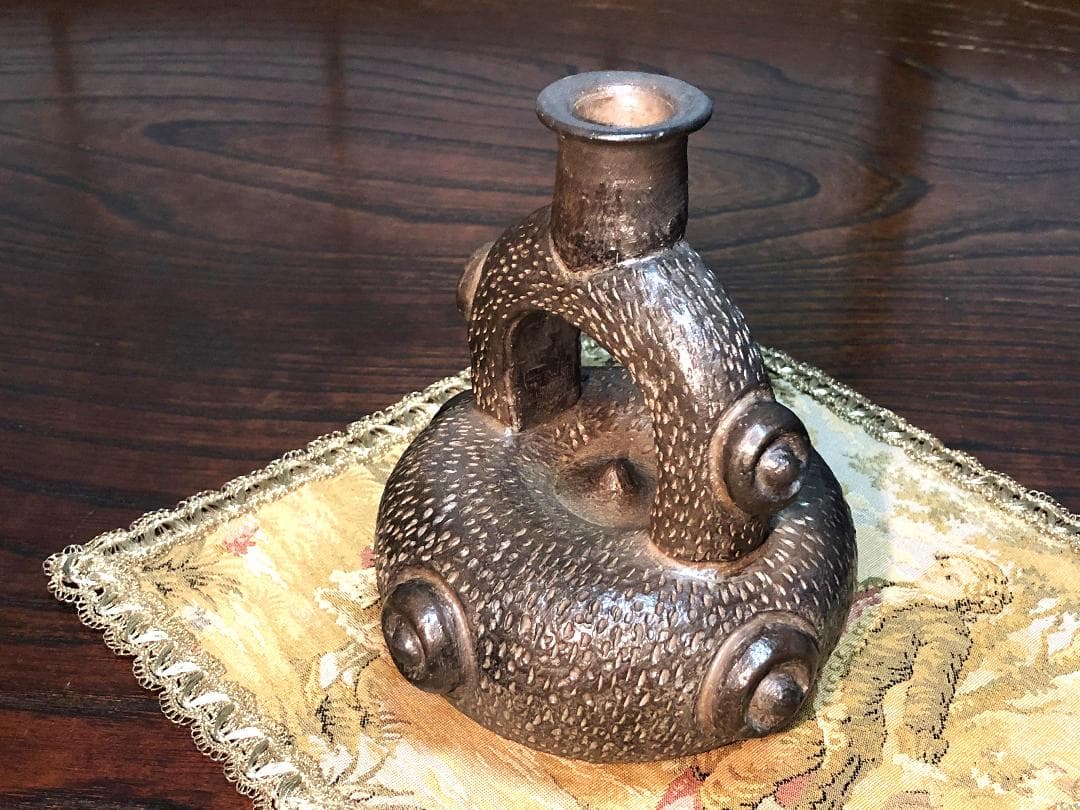 【 鐙形浮出文様注口壺 】　ペルー　チャビン土器