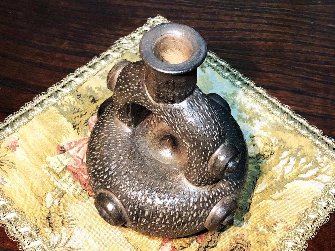 【 鐙形浮出文様注口壺 】　ペルー　チャビン土器