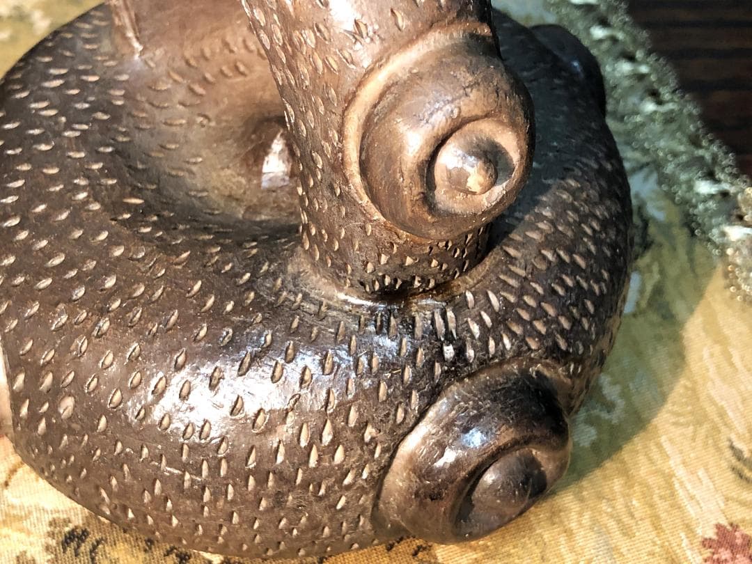 【 鐙形浮出文様注口壺 】　ペルー　チャビン土器