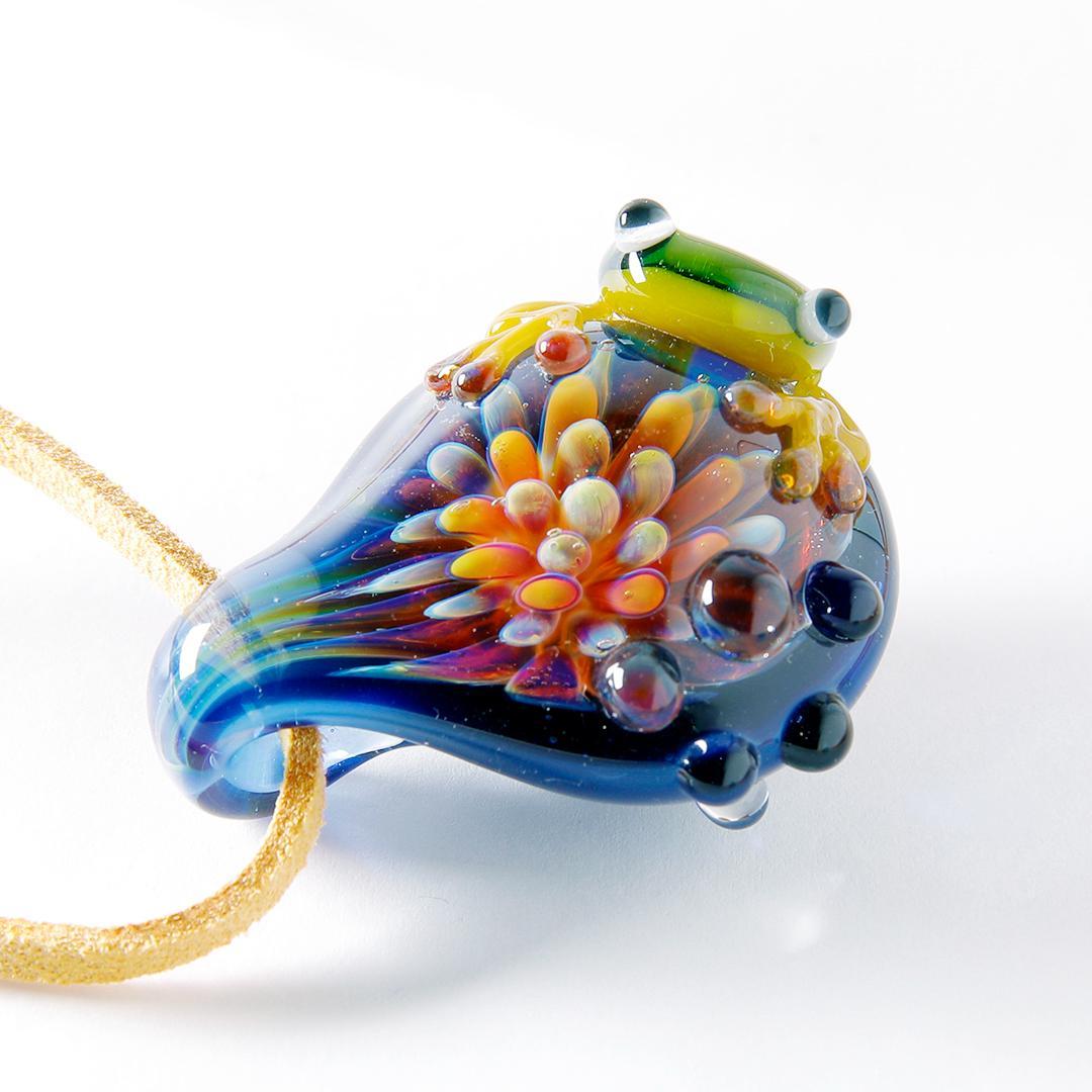 麻覇王mahao ペンダント ネックレス ガラス カエル 蓮花 A
