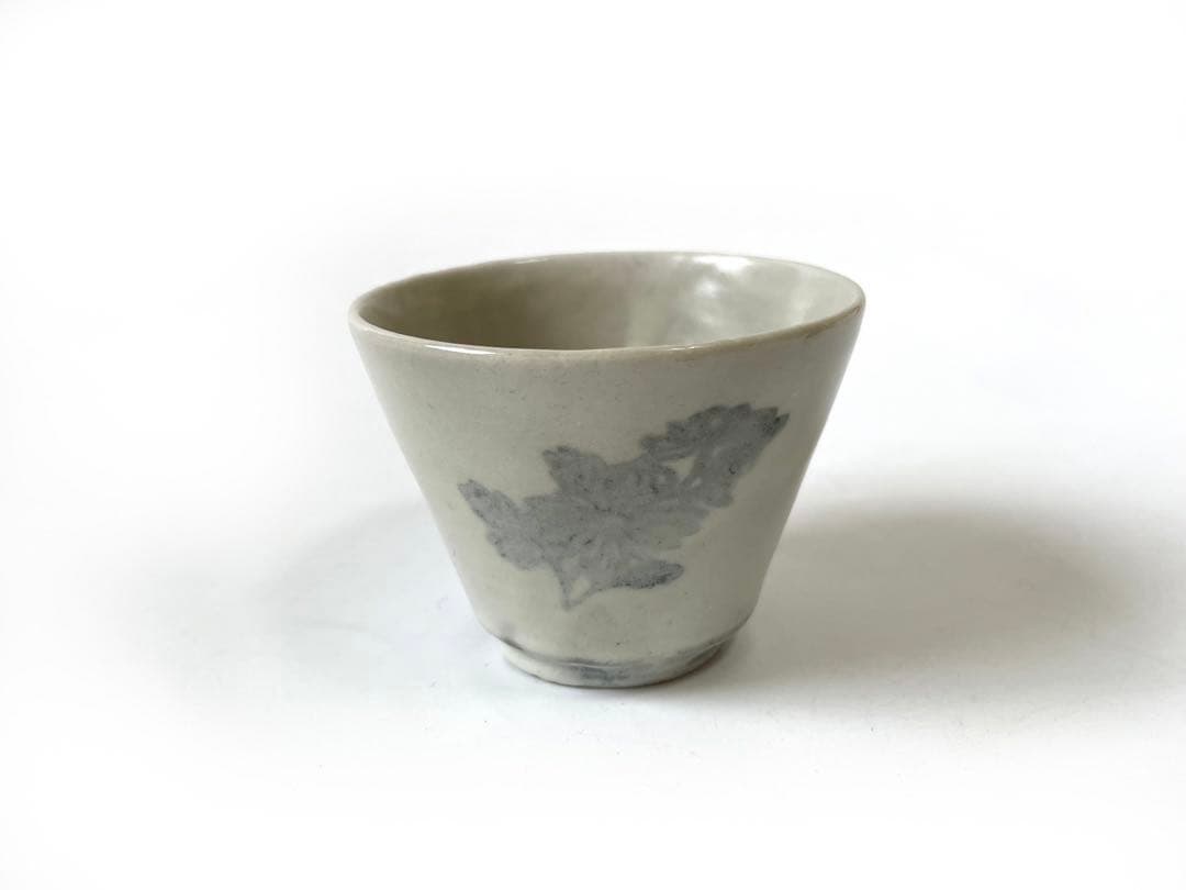 骨董　アンティーク　古伊万里　初期　蕎麦猪口　こんにゃく印判　菊文様　酒器