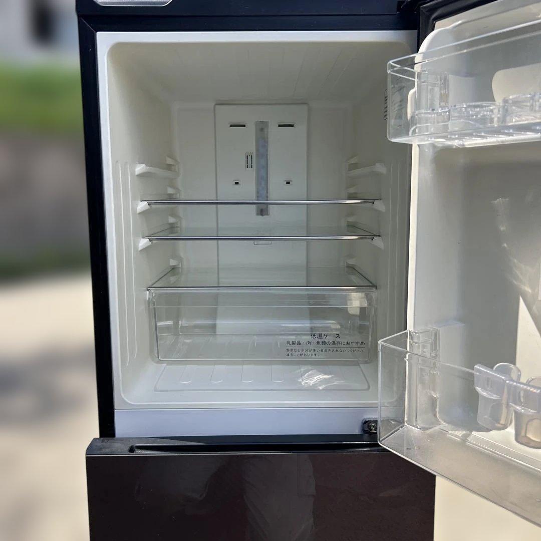 黒色冷蔵庫　調整可能な棚付き