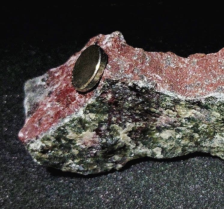 ★サーペンティン原石★赤蛇紋岩【入りコン沢・カチ割・110ｇ】