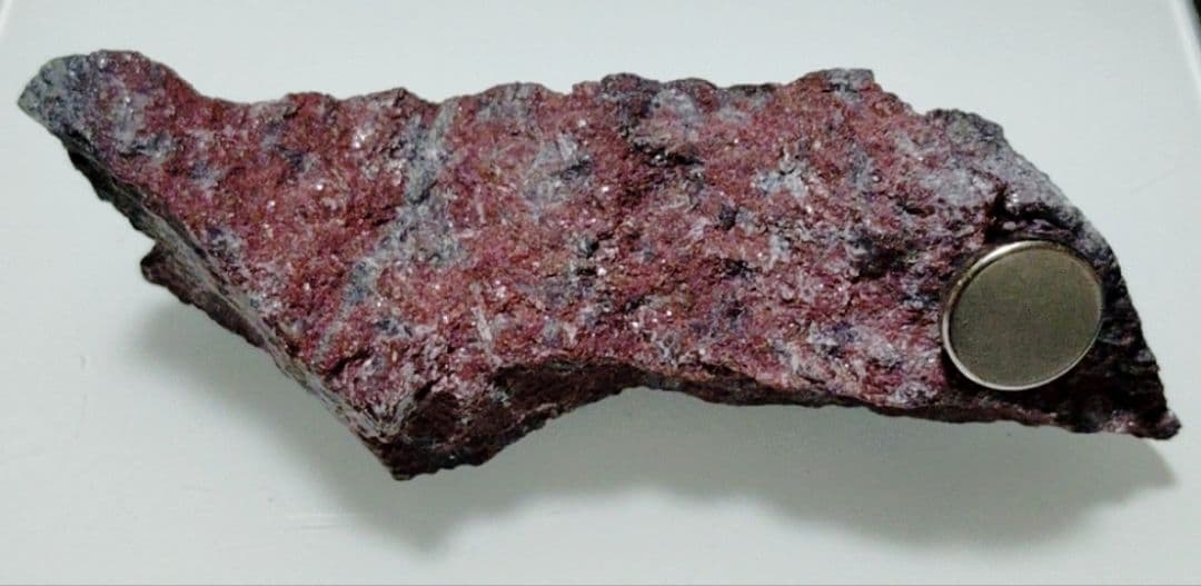 ★サーペンティン原石★赤蛇紋岩【入りコン沢・カチ割・110ｇ】