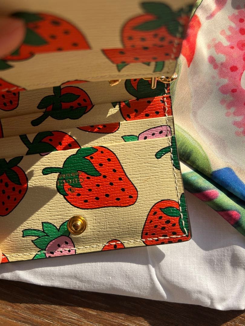 GUCCI 限定品イチゴ柄 二つ折り財布