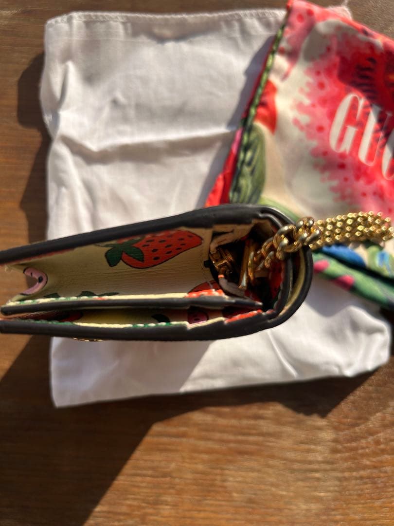 GUCCI 限定品イチゴ柄 二つ折り財布