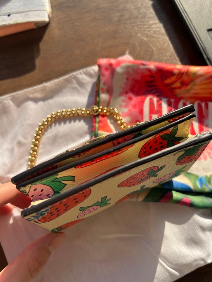 GUCCI 限定品イチゴ柄 二つ折り財布