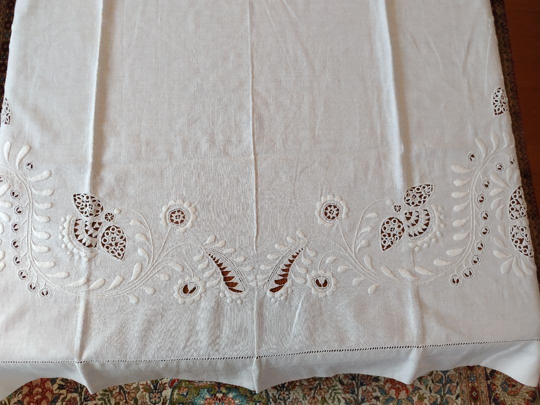 刺繍入りカットワ−クレ−ステーブルクロスビンテージ