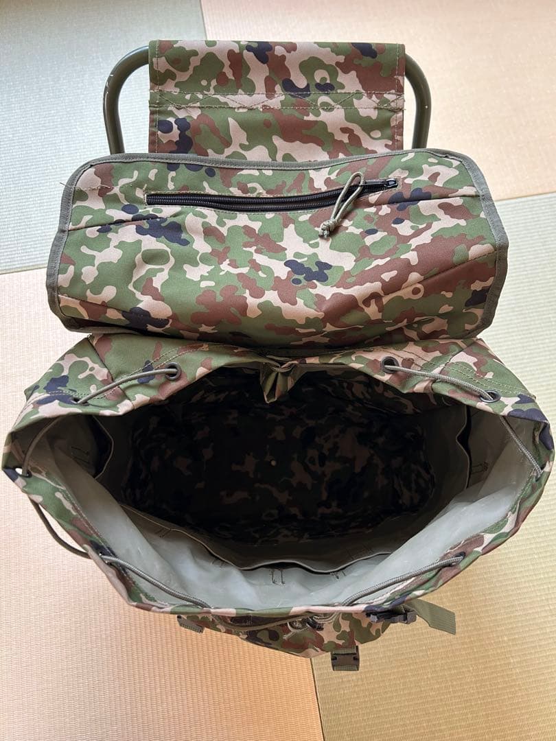 【1点限定】陸上自衛隊　椅子付きリュック&懐中電灯