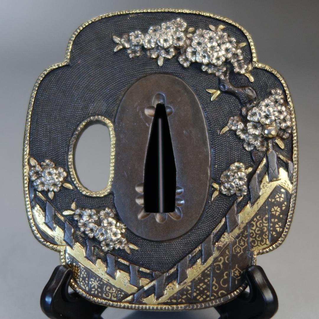 【赤銅魚子地 高肉彫 鍍金銀 桜花見図鍔】(鍔箱付き) 鍔 鐔 刀装具 武具