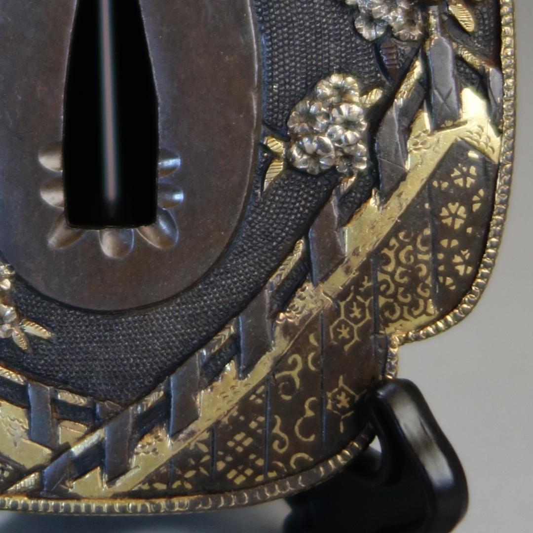 【赤銅魚子地 高肉彫 鍍金銀 桜花見図鍔】(鍔箱付き) 鍔 鐔 刀装具 武具