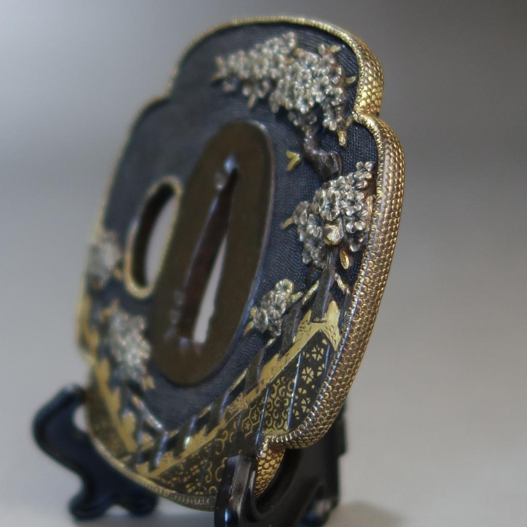 【赤銅魚子地 高肉彫 鍍金銀 桜花見図鍔】(鍔箱付き) 鍔 鐔 刀装具 武具