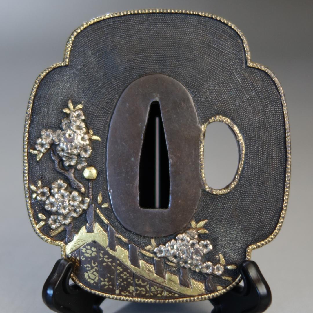 【赤銅魚子地 高肉彫 鍍金銀 桜花見図鍔】(鍔箱付き) 鍔 鐔 刀装具 武具