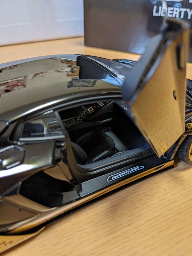 オートアート1/18　ランボルギーニ アヴェンタドール LB-WORKS