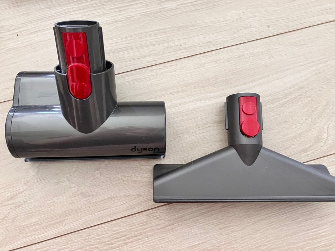Dyson SV10 v8 fluffy extra 本体とアタッチメント