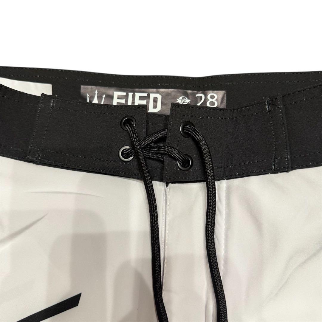 は*ま様 【新品✨️】ファイド　サーフパンツ　水着 ホワイト ストライプ　フィジ