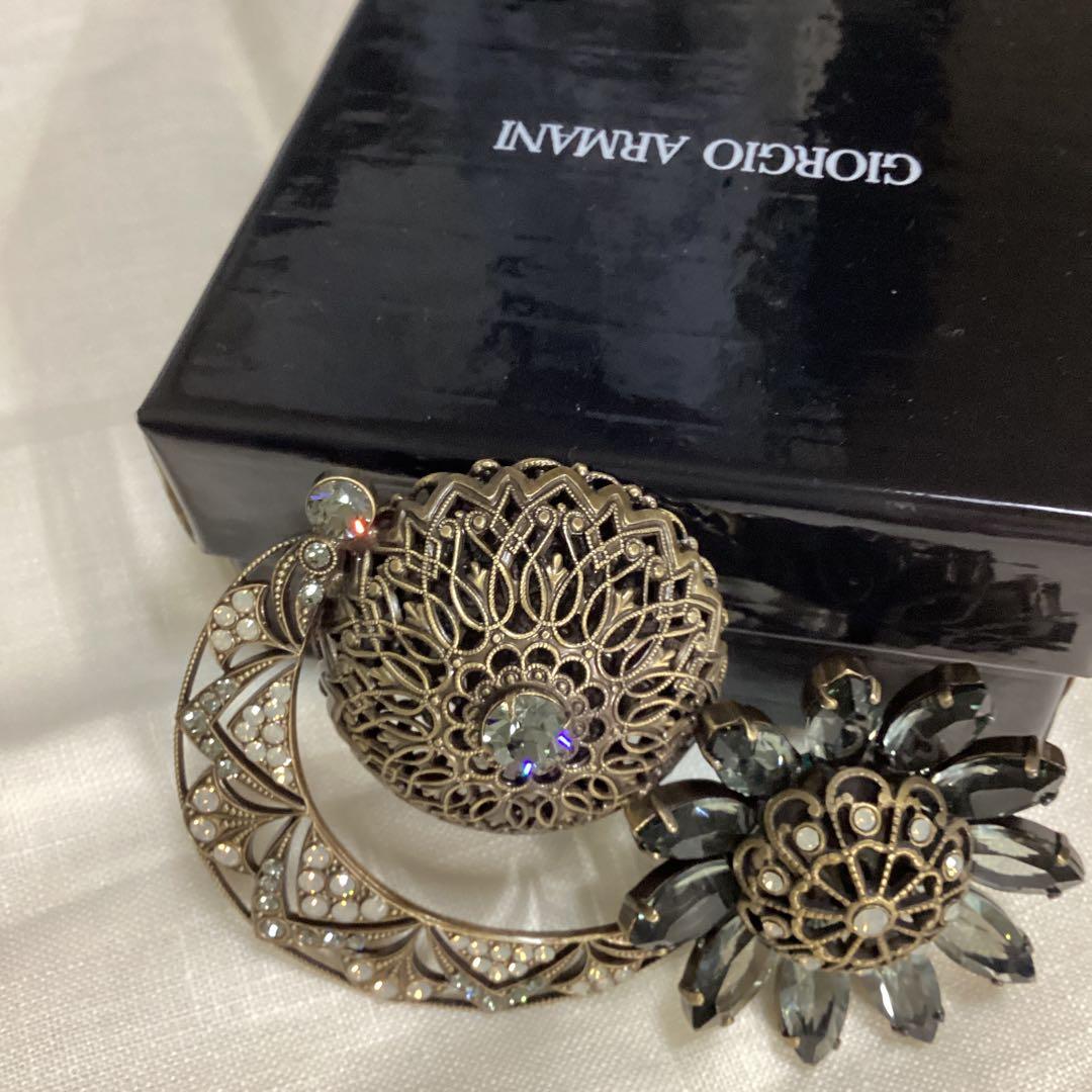 ジョルジュ　アルマーニのブローチ