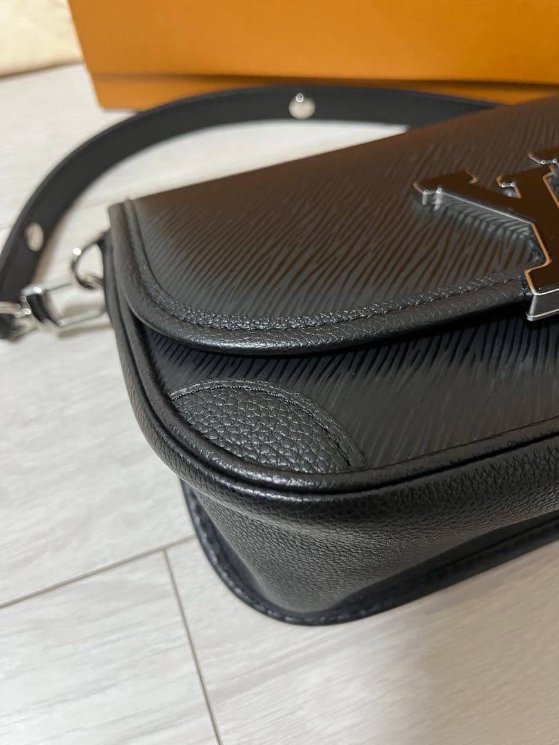 【まるまる】Louis Vuitton ショルダーバッグエピレザー ビュシ
