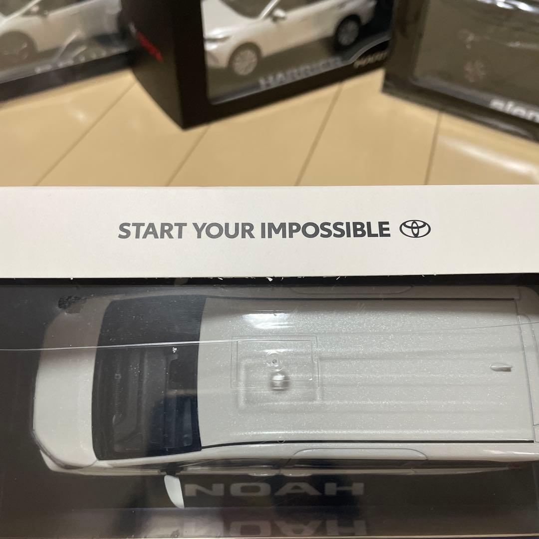 トヨタ NOAH ミニカー ホワイト