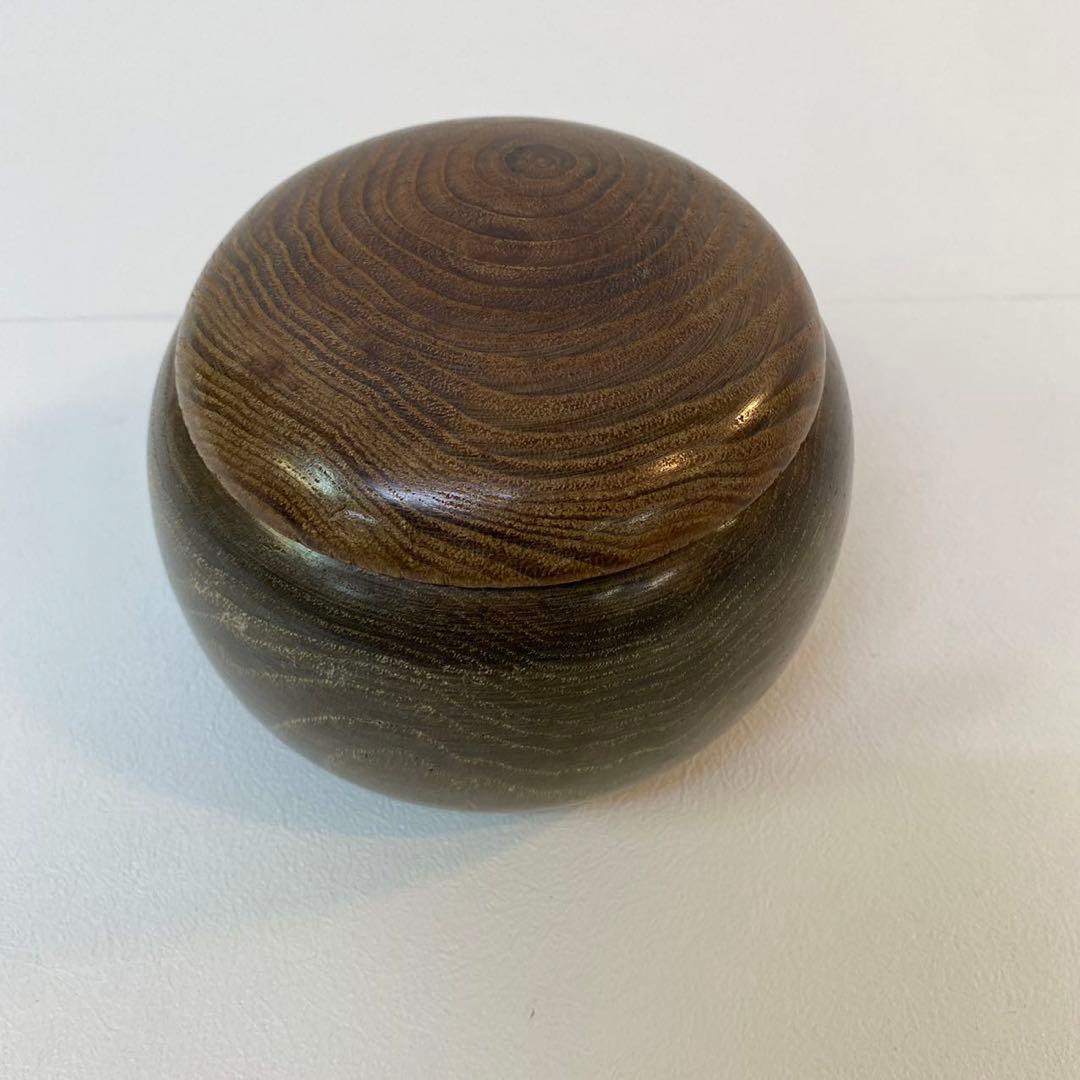 黒、白。バックギャモン。2本