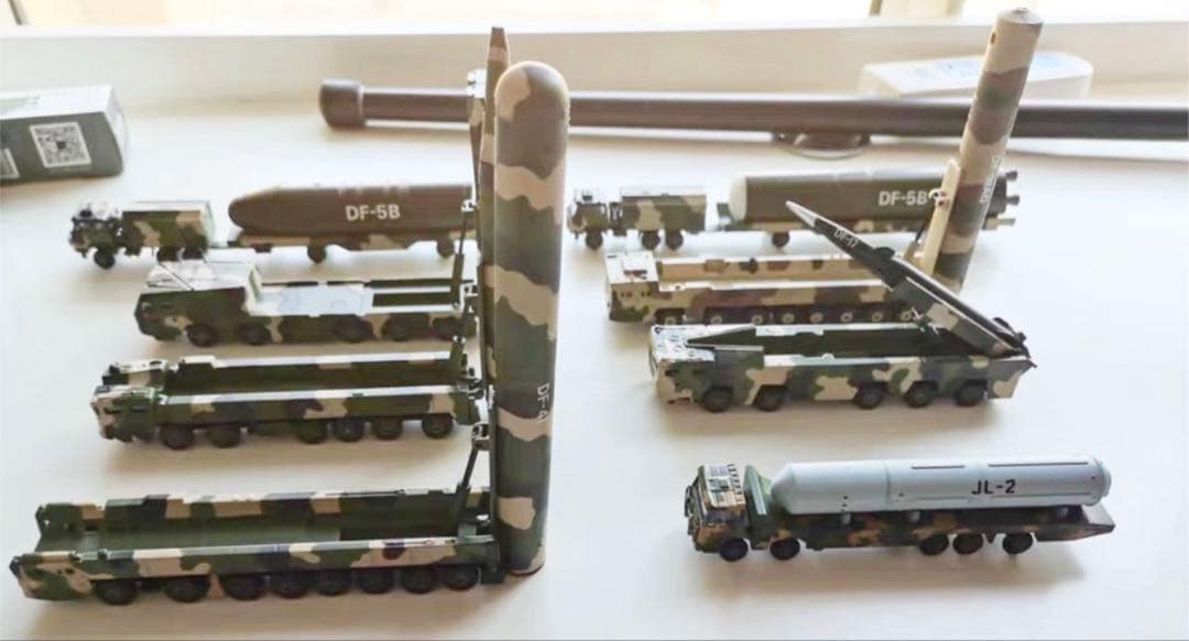 8台セット　ミニカー 1:100 軽装甲機動車　ミサイル運搬車