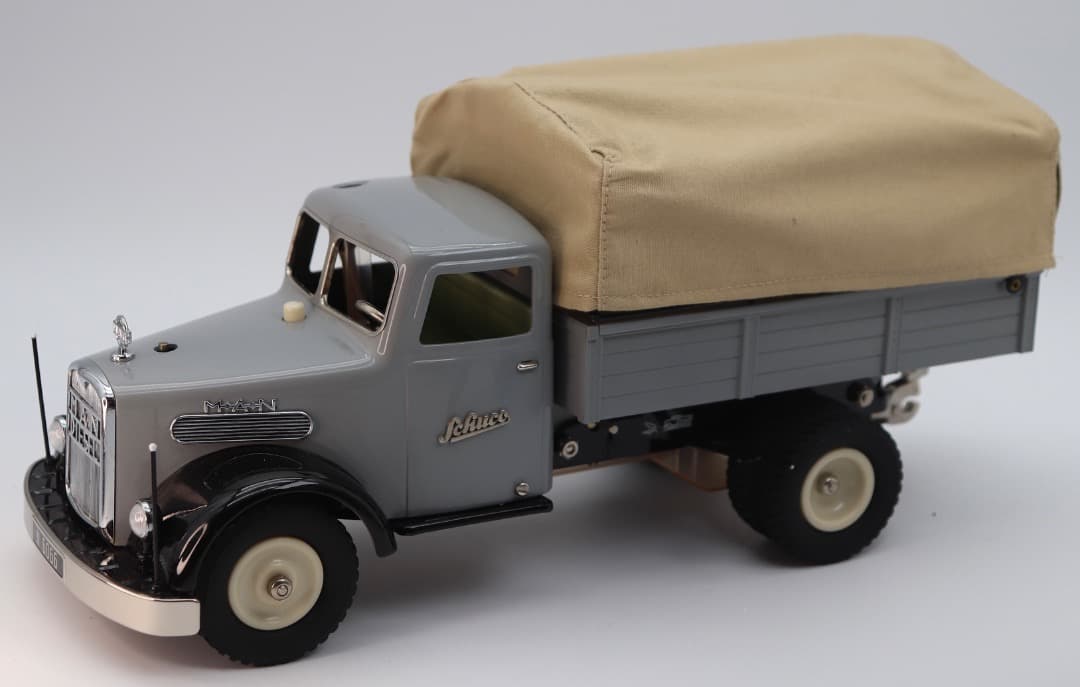 SCHUCO 2005 MAN F8 ホロ付きディーゼル・トラック 保管品