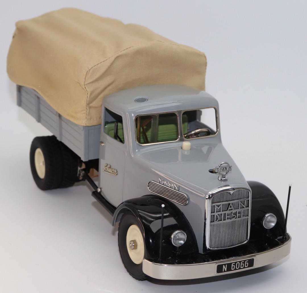 SCHUCO 2005 MAN F8 ホロ付きディーゼル・トラック 保管品