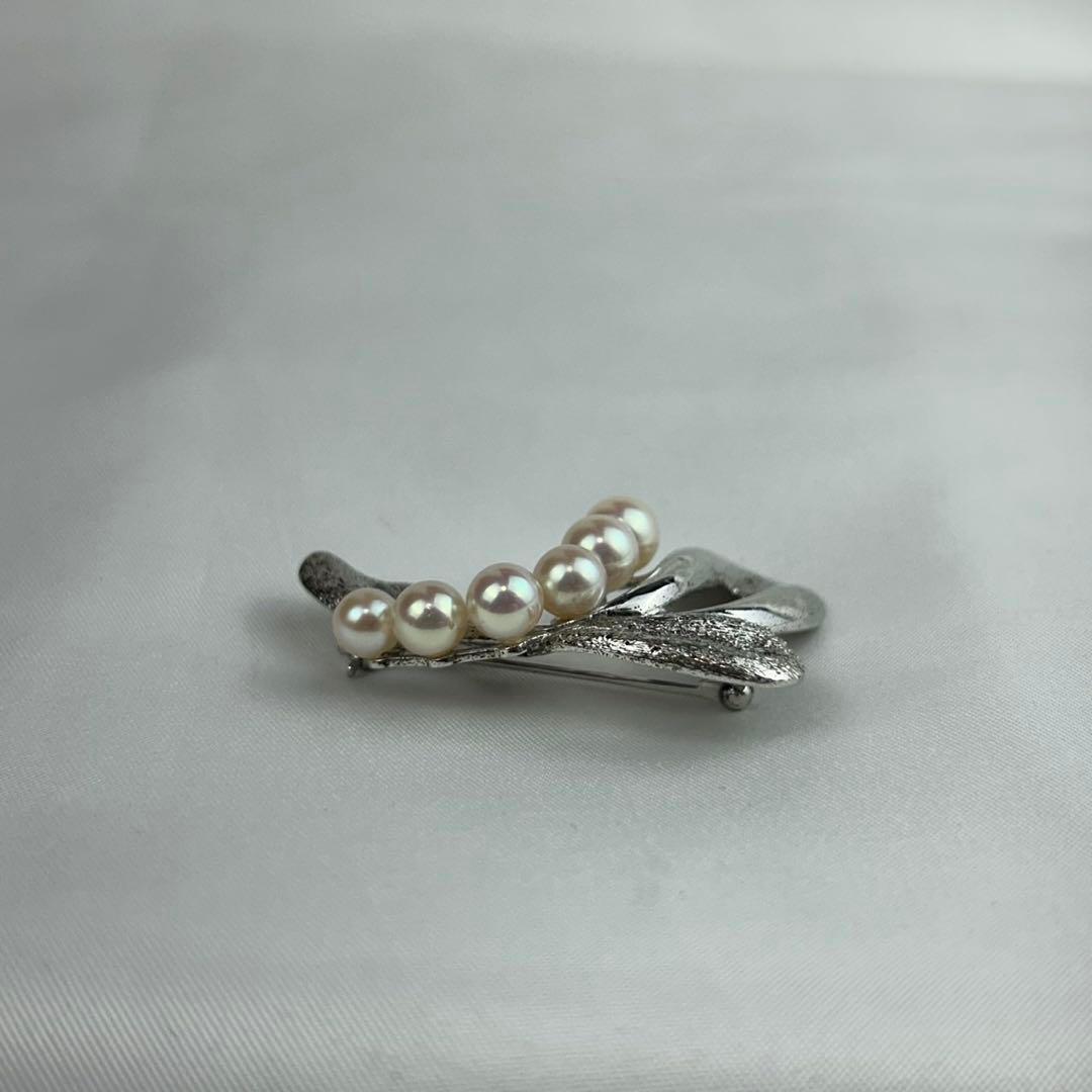 K182 ミキモト 6つのパール付き リボン ブローチ シルバー レディース