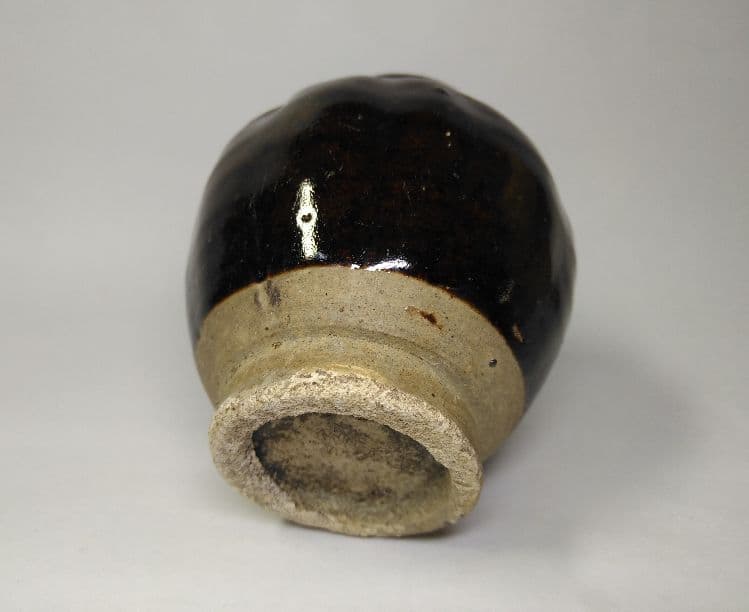 宋代褐色釉の小壺