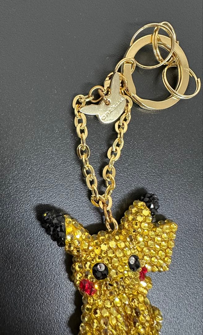 バックチャーム　お座りピカチュウ　金　ピカチュウ　スワロフスキー