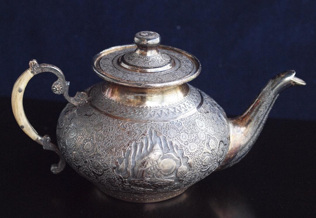 1970年央制作、イラン伝統彫金細工が楽器を奏でる人や花を刻む銀製ティーポット