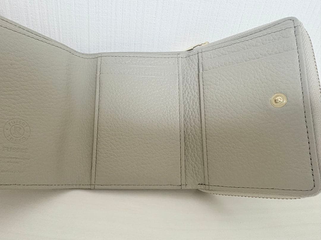 【russet】三つ折り財布 モノグラムプレート レザー グレー