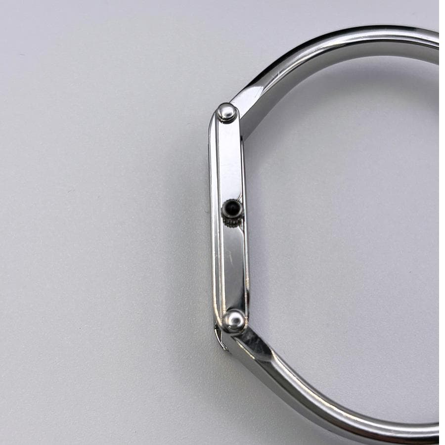 GUCCI グッチ 1500L バングルウォッチ ブラックシルバー クォーツ